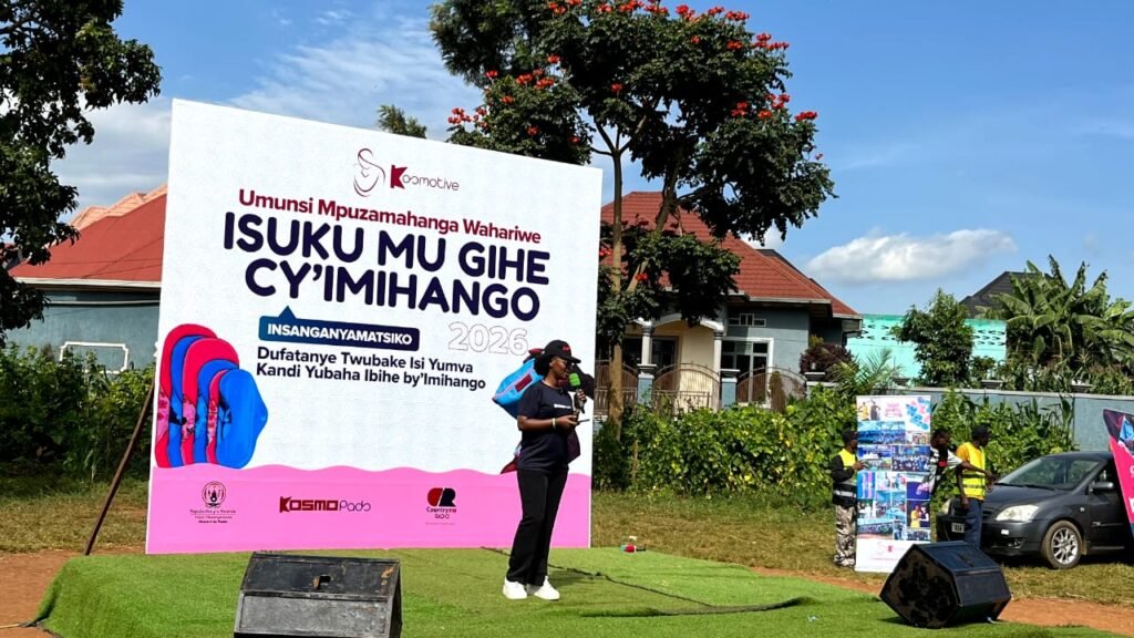 Abanyeshuri bahawe ‘Kosmopads’ bavuga ko zizabafasha kongera isuku mu gihe cy’imihango
